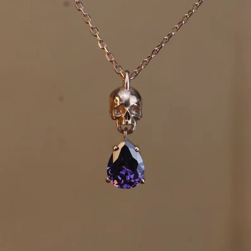 Pendentif sur crâne - , en