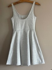 Mini robe forme patineuse. Femme ou ado. Gris clair. Taille S/36. Très bon état.