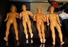 4 poupées Ken + 1 Simba. + vêtements 