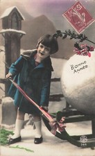 CP PETITE FILLE MANTEAU TIRANT ENORME BOULE DE NEIGE SUR LUGE