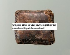 une amulette protégeant du