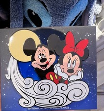 pins disneyland paris . lune mickey et minnie