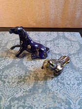 2 figurines, un cheval en porcelaine et un oiseau en verre style de Murano.