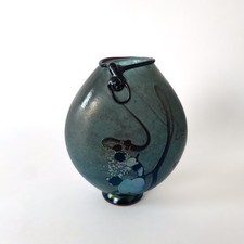 Vase en verre soufflé signé Robert Pierini à Biot, 1986 – Overlay bleu irisé