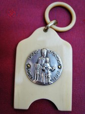 MÉDAILLE de BERCEAU anc.NOTRE DAME d'ORCIVAL VIERGE NOIRE  BAKÉLITE & Métal