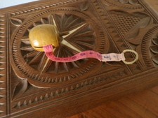 Ancien mètre de couturière a enrouleur en bois forme olive