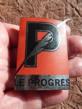 insigne logo JOURNAL LE PROGRES LYON LYONNAIS PRESENTOIR OU AUTRE A FIXER