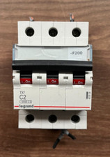 Disjoncteur 3 pôles Legrand