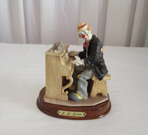 Porcelain night pianist - ,