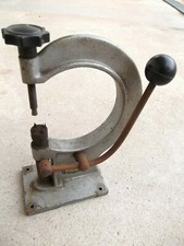 1 ) OUTIL ANCIEN, machine pour le cisaillement. du travail du cuir , bourrelier