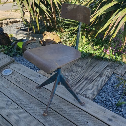 Ancienne chaise industrielle - ancienne,
