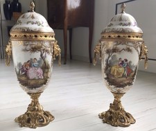 Paire de cassolettes Porcelaine de Paris, Napoleon III Hauteur 32cm Dlg Sévres