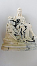 statue pieta en porcelaine