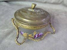 POT COUVERT A ANSE, ART NOUVEAU. Verre émaillé et laiton ciselé.