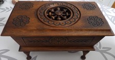 Ancien coffret, boite en bois de style breton, décor fuseaux