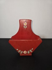Porte-lettres mural vintage en bois peint rouge – motif fleuri