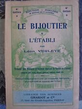Le bijoutier a l'établi par