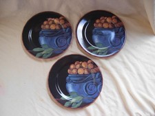 TROIS ASSIETTES EN FAIENCE DE GIEN,MODELE CUEILLETTE,EPOQUE 20ème.