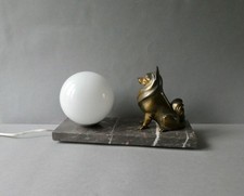 lampe avec un chien Spitz sur