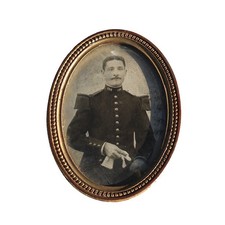 Ancien petit cadre médaillon