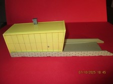 DINKY  TOYS   1/43  GARAGE EN PLASTIQUE  JAUNE  