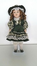 Poupée robe écossaise verte
