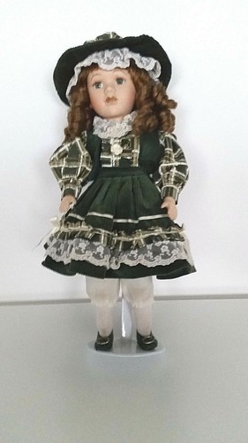 Poupée robe écossaise verte