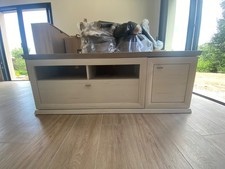 Meuble TV banc de télévision blanc et bois clair avec 2 niches 1 tiroir et 2 eta