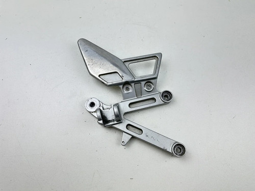 Platine repose pied droite - platine,