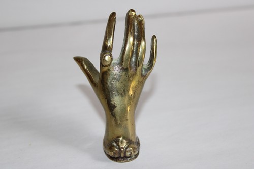 Petite main sculptée - , en