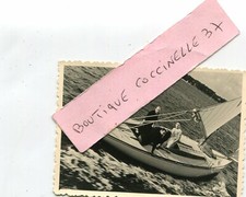 PHoto d'un petit bateau à voile voguant sur la mer A identifier