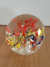 BOULE PRESSE PAPIERS SULFURE EN VERRE A BULLES DECORS FLORALE