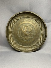 ANCIEN PLAT A OFFRANDES EN LAITON REPOUSSÉ , DECOR OISEAU HAMSA , XIX eme SIÈCLE