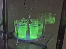 Ancien services a liqueur 6 verres ouraline et portant métal et dentelles...