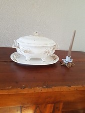  Grande Soupière blanche et son plat à décor de roses signée ( Malicorne ?)