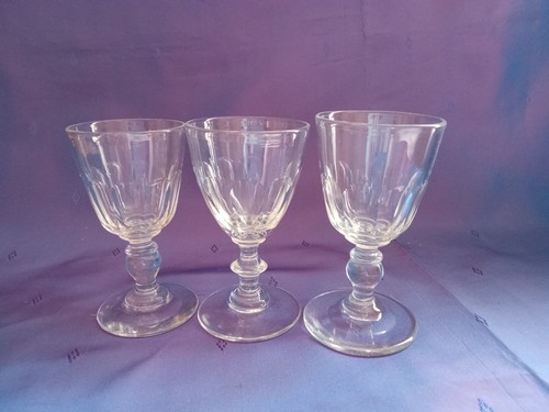 Trois verres cave a - ,