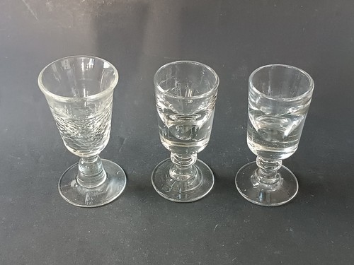 Trois verres pied - pied, à