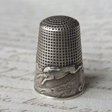 Dé A Coudre Fables De La Fontaine Le Lièvre et La Tortue Argent XIXè Sewing