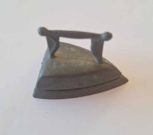 Ancien petit fer repasser - petit, a