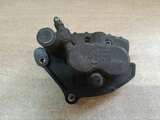 Un étrier de frein avant pour