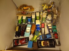 ECH 1/43 ° TRES GROS LOT E DE  VOITURES MAJORITAIREMENT SOLIDO AGE D'OR