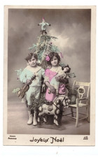 ENFANTS avec JOUETS POUPEE