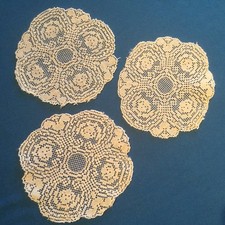 3 petits napperons rond anciens en filet de coton fin, fait main, bien blanc ...