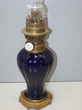 -JOLIE PETITE LAMPE à PETROLE CERAMIQUE BLEU de FOUR avec son VERRE CRISTAL    D