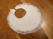 Linge ancien Bavoir en  coton blanc brodé  avec dentelle tulle