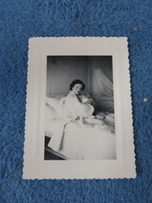 ancienne photograhie femme avec son bebe maternité vintage berceau