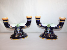 Paire de bougeoirs en faïence de Gien, décor Renaissance Italien bleu