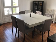 Table Manger Carré en bois massif peint gris clair et Pieds en verre trempé