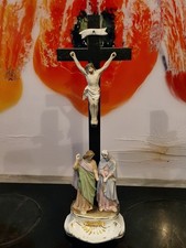 Un magnifique Crucifix du XIXe siècle en biscuit de Porcelaine polychrome