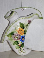 SUSPENSION MURALE BOUQUETIERE  FAIENCE DECOR FLORAL SIGNE AU VIEUX VALLAURIS 